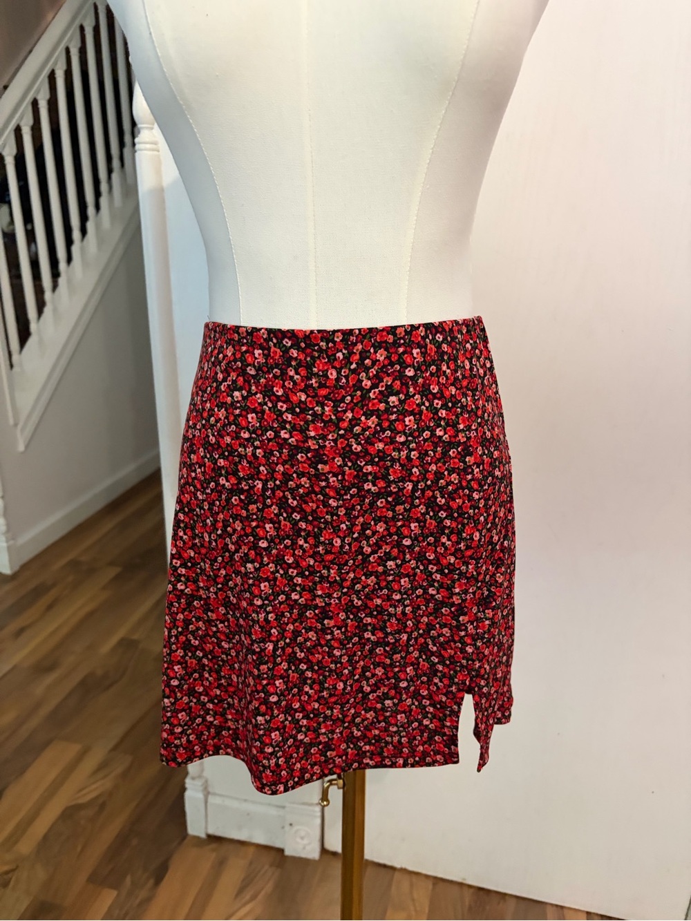 Lovely Day Dainty Red Floral / Greenery Mini Skirt, Small, EUC